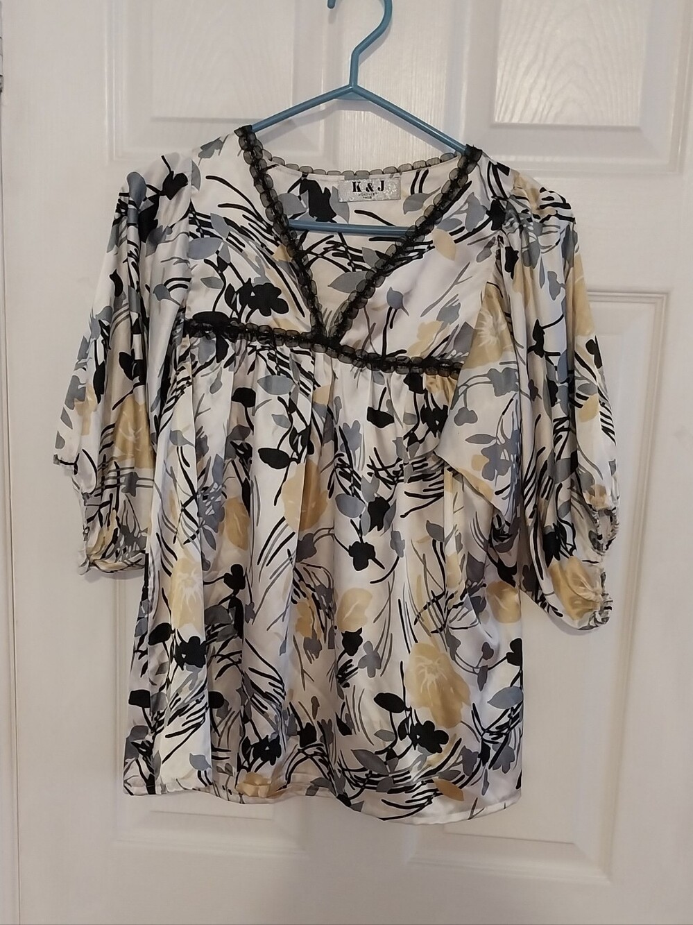 Floral Print V-Neck Women’s Top in Cream and Black